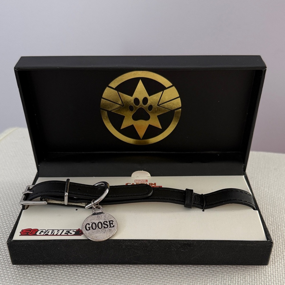 Captain Marvel Goose Choker for Adult with Collector Box